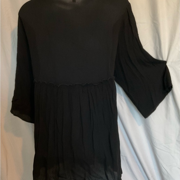 Aveology Plus Size Tiered Swing Tunic. Black. Size 26/28. Tie neckline. - Picture 4 of 5